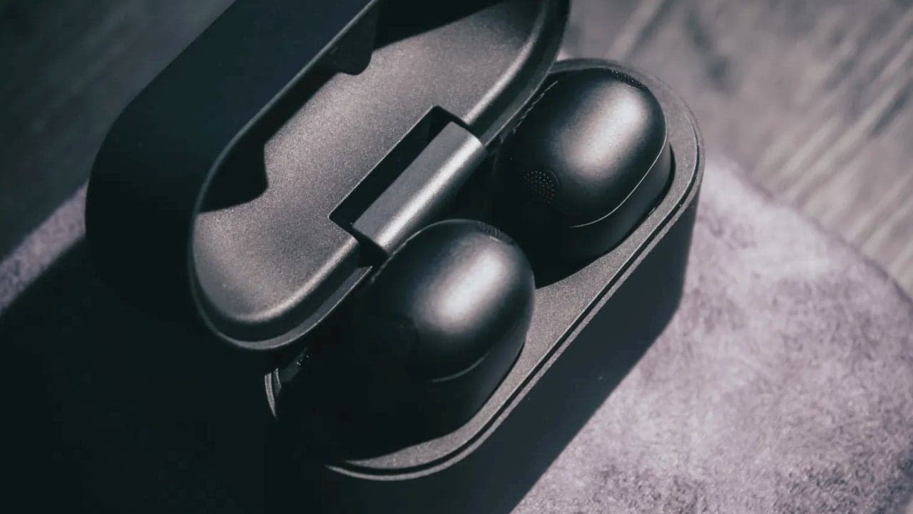 Sony lanza auriculares de lujo mientras comunidades carecen de servicios básicos