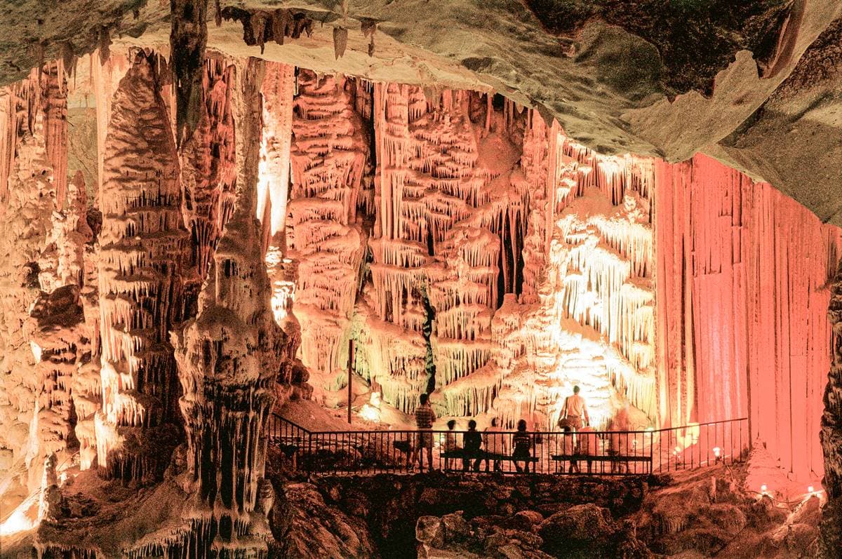 Grutas de García: Patrimonio natural amenazado por turismo