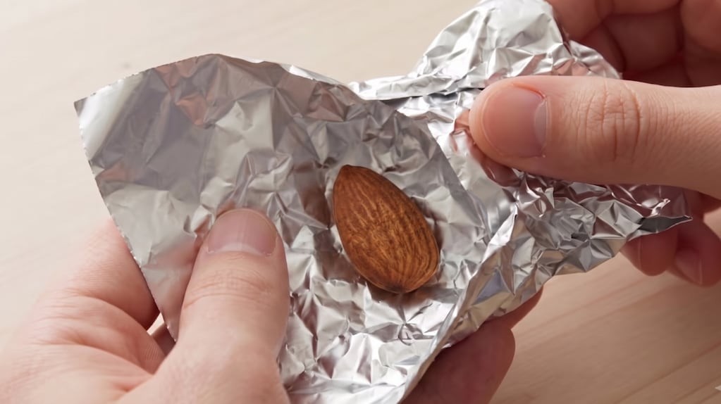 La almendra y el papel aluminio: un amuleto andino para la prosperidad