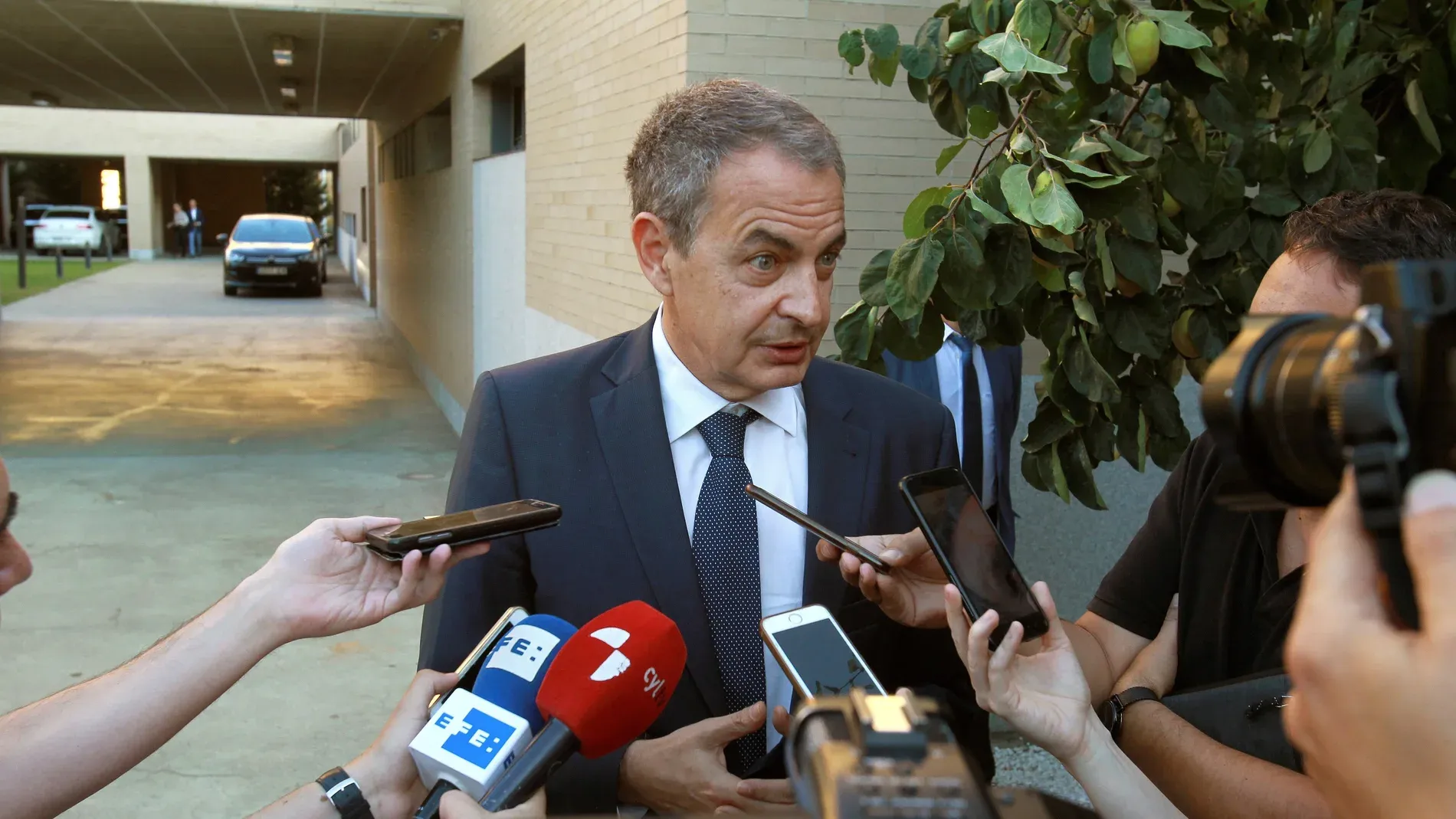 Zapatero y el rastro de las joyas: el expresidente defiende a su esposa ante la justicia española