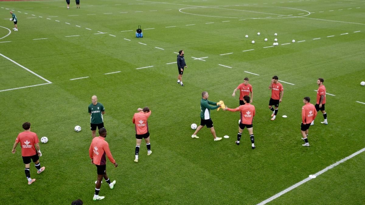 El fútbol y sus heridas: la plantilla del Sporting apunta a los campos de Mareo como origen de las lesiones