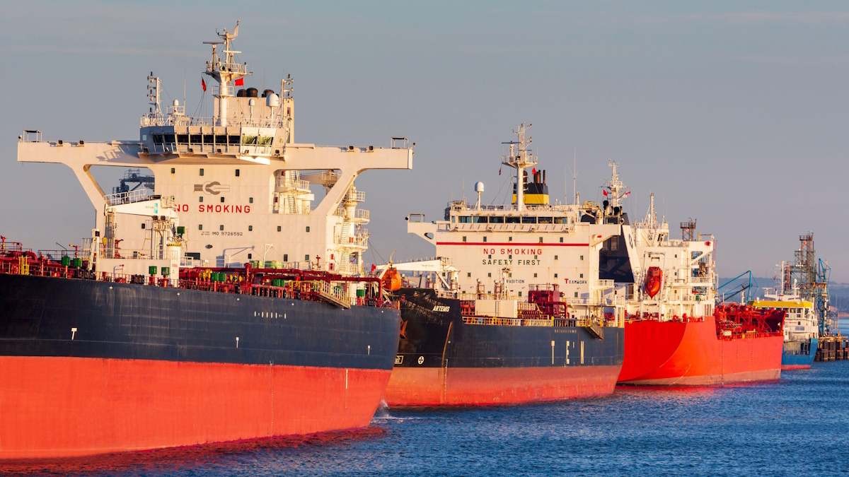 El crudo cae: el Golfo burla a Irán y el petróleo vuelve a fluir por Ormuz y el oleoducto saudí